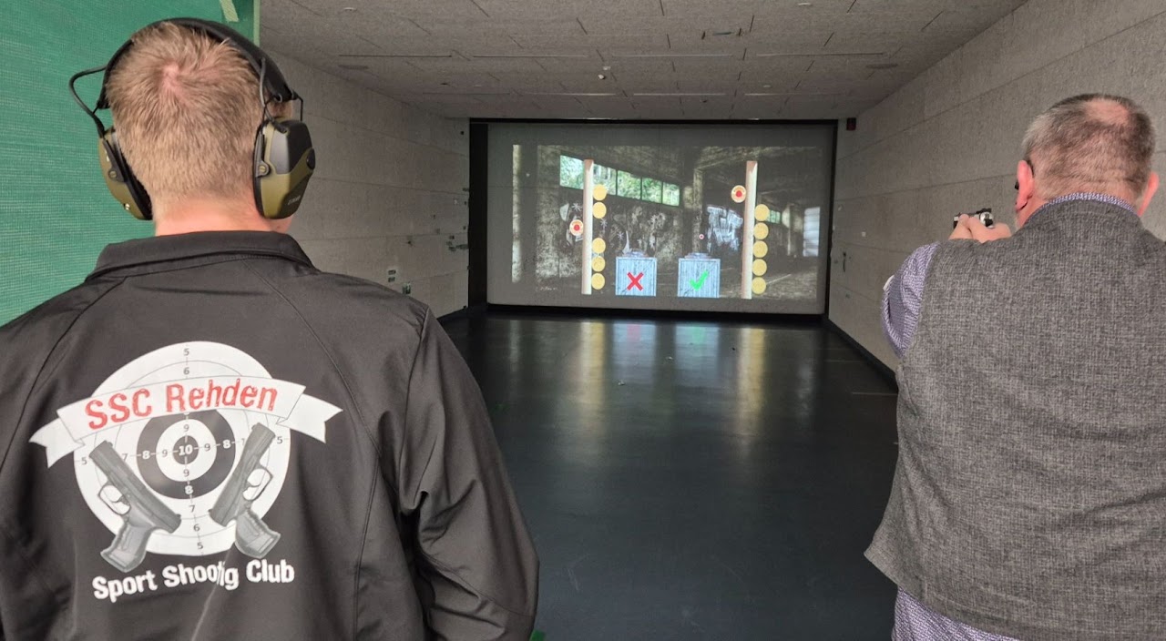 Sportschützen im 25-Meter-Schießkino des Treffpunkts Rehden